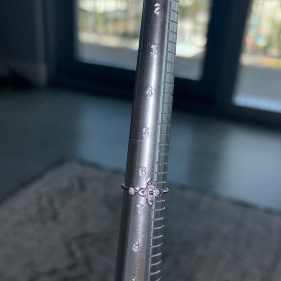 Silver Ring with intricate flower like design with gemstones minimalist - Picture 4 of 12